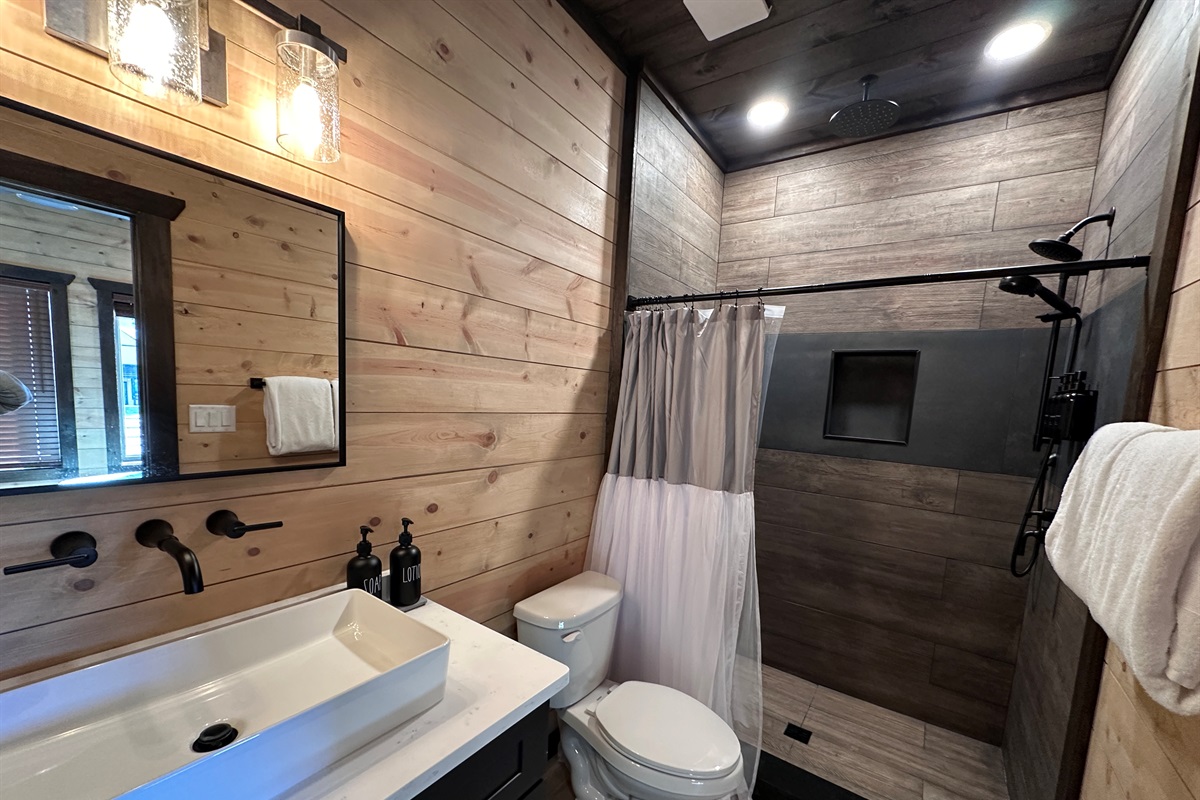 Floor 2 - Master: Full Bathroom