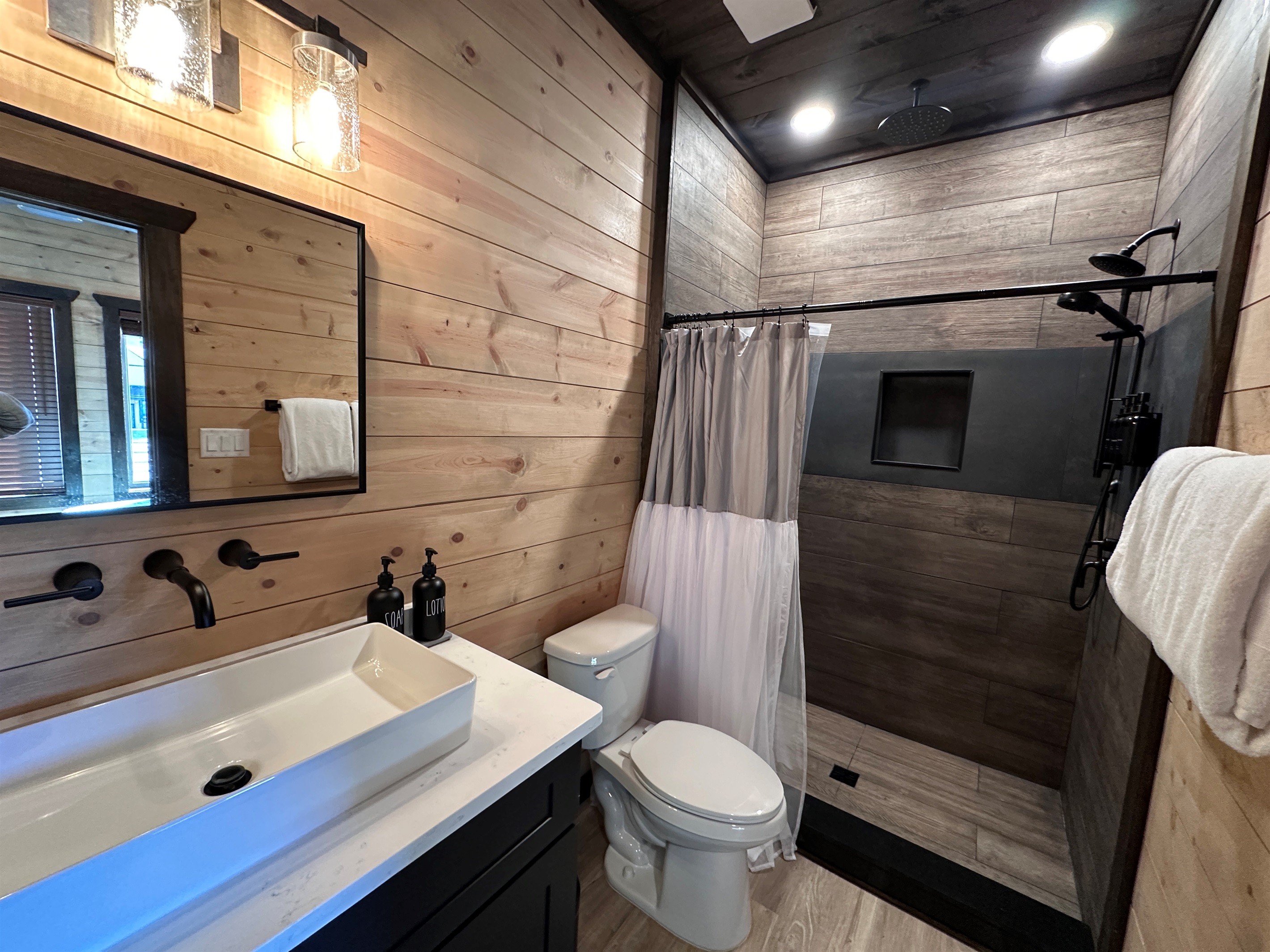 Floor 2 - Master: Full Bathroom