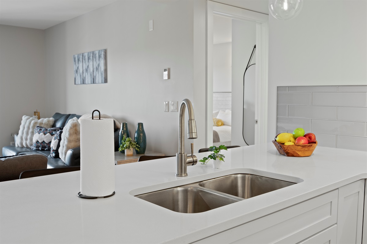 Modern, light-filled apartment with a sleek kitchen and cozy living space. Perfect for relaxation and entertaining. 🏙️🍽️🌿