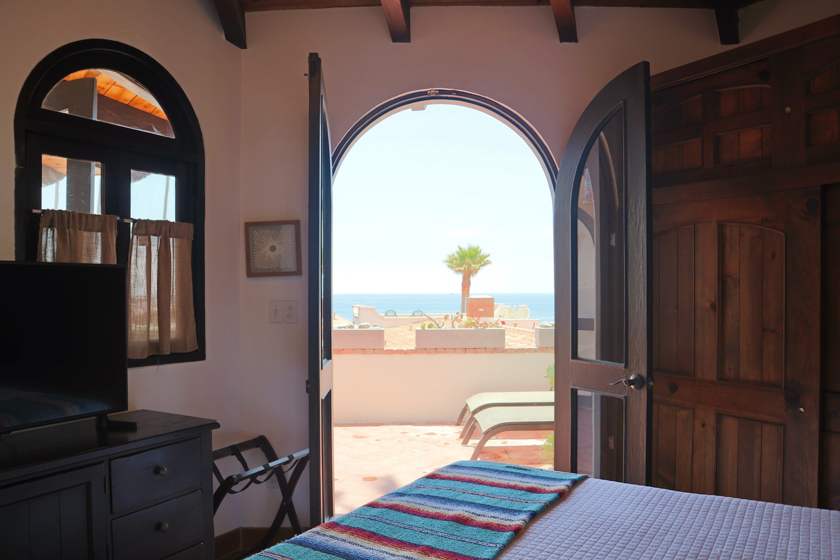 Quiet Suite, King-size bed, Luxury linens, Ceiling fan, Dedicated bathroom with tub/shower.