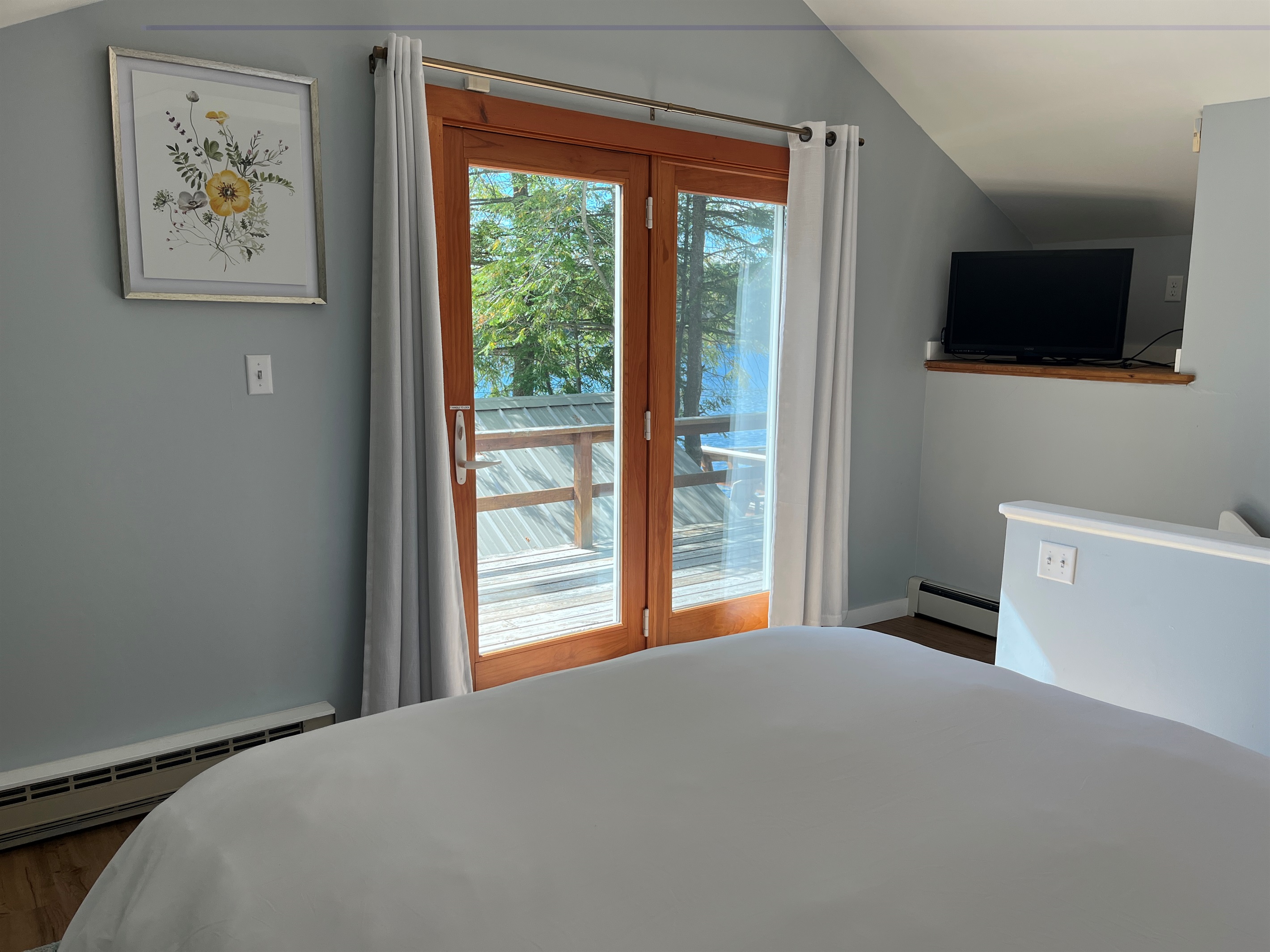 East wing - 2nd floor Queen bedroom, Private balcony overlooking the lake.