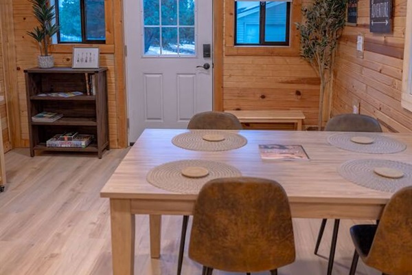 Dine, laugh, play — and repeat! Whether it’s a hearty breakfast, a board game night, or planning your next adventure, this bright and cheerful dining space at Tiny Elk Retreat is where memories are made.