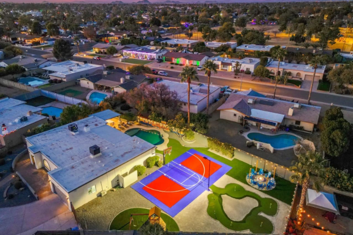 Putting green, sport court, and pool in one frame — there's a reason groups keep coming back to this one.