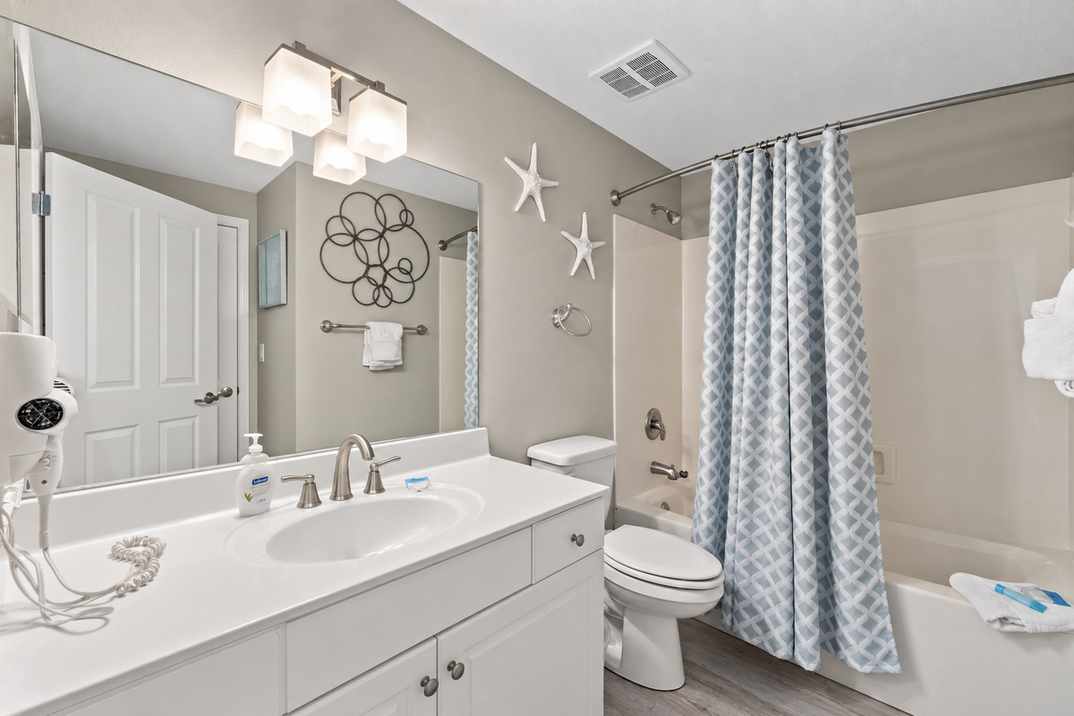 Hall Bath that adjoins 2nd King Suite