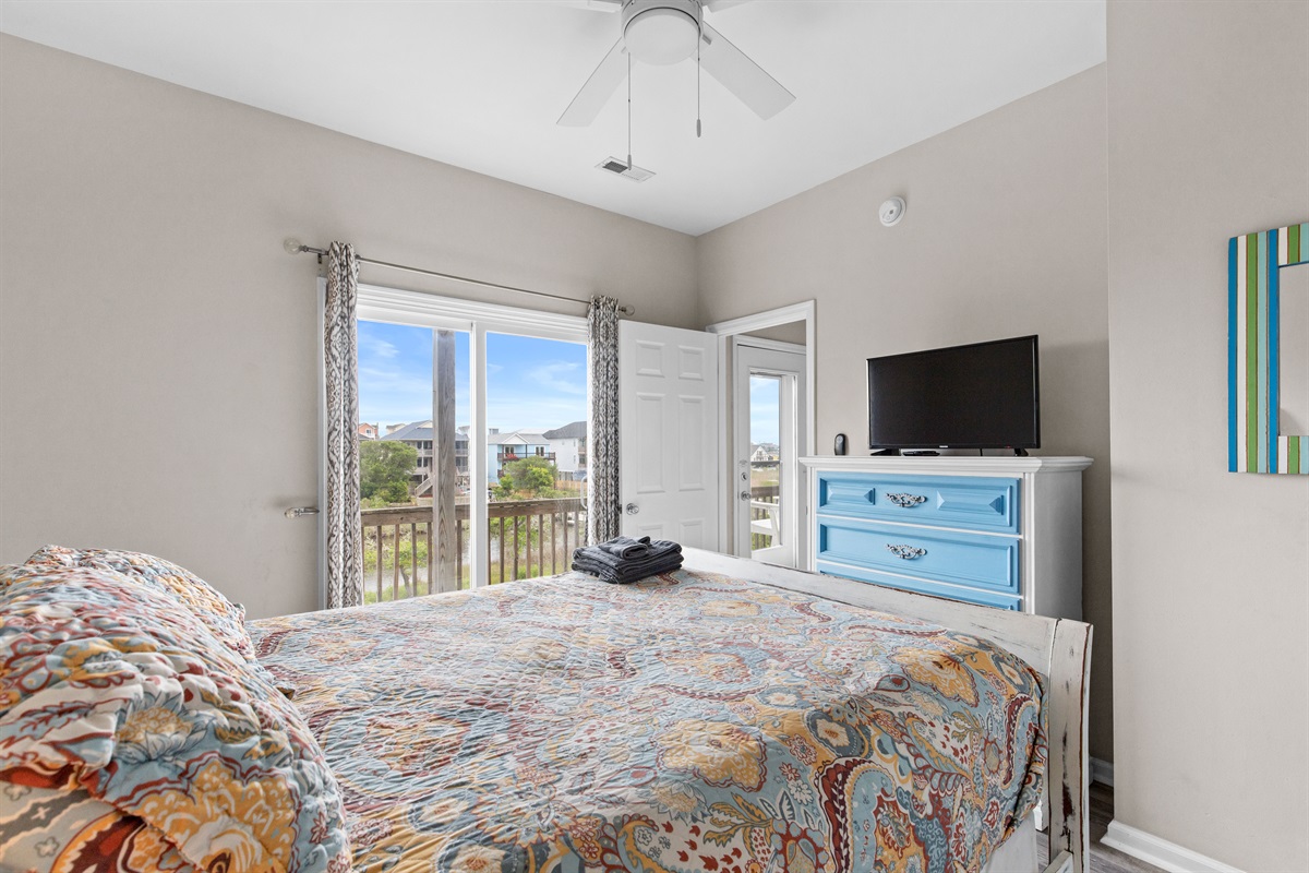 Bright bedroom with natural light and relaxing atmosphere