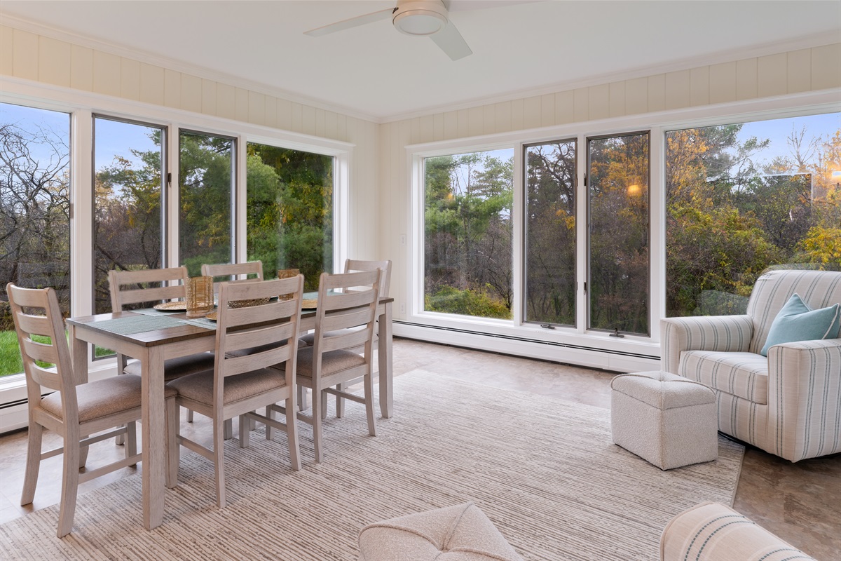 Bright four seasons room / dining room
