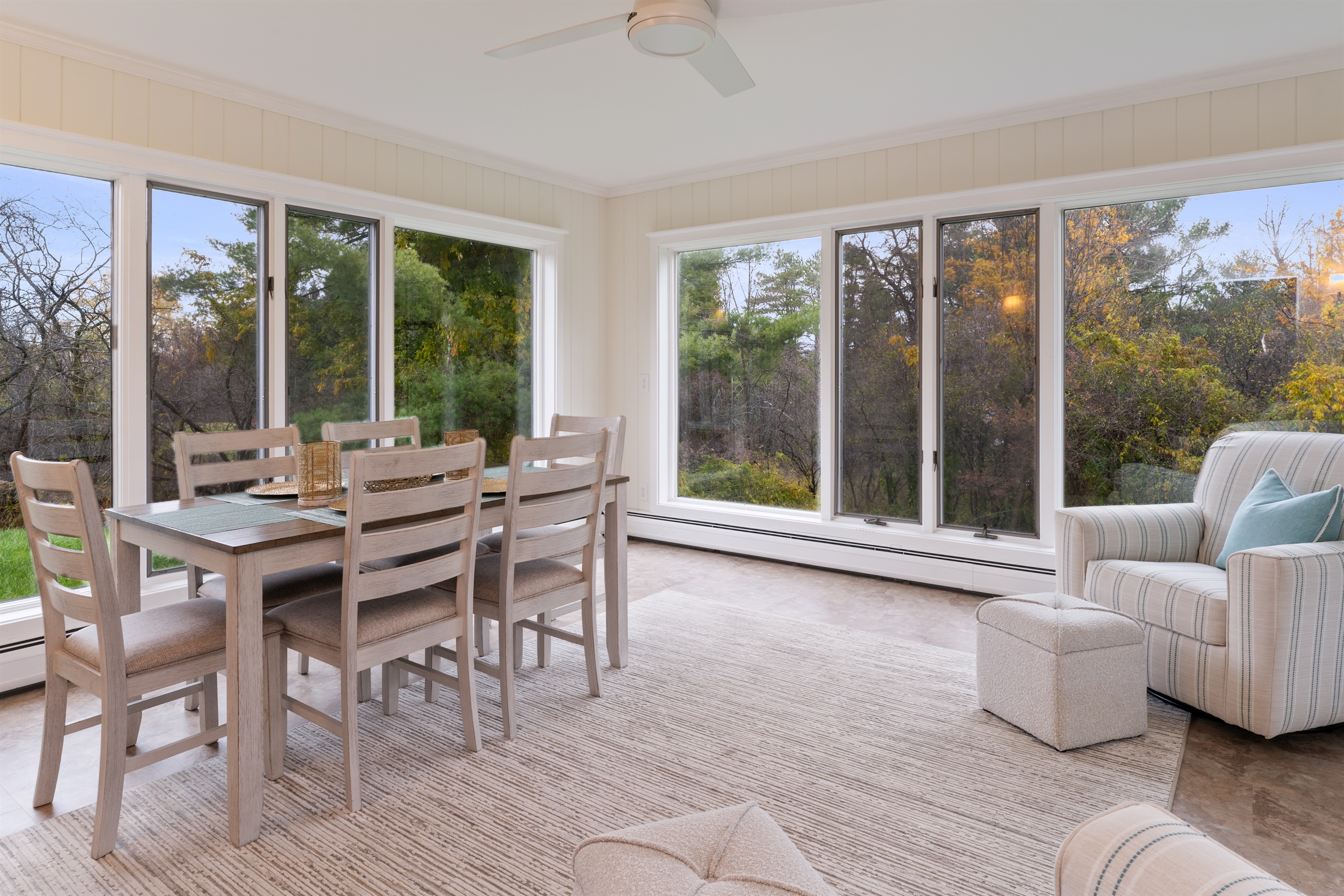 Bright four seasons room / dining room