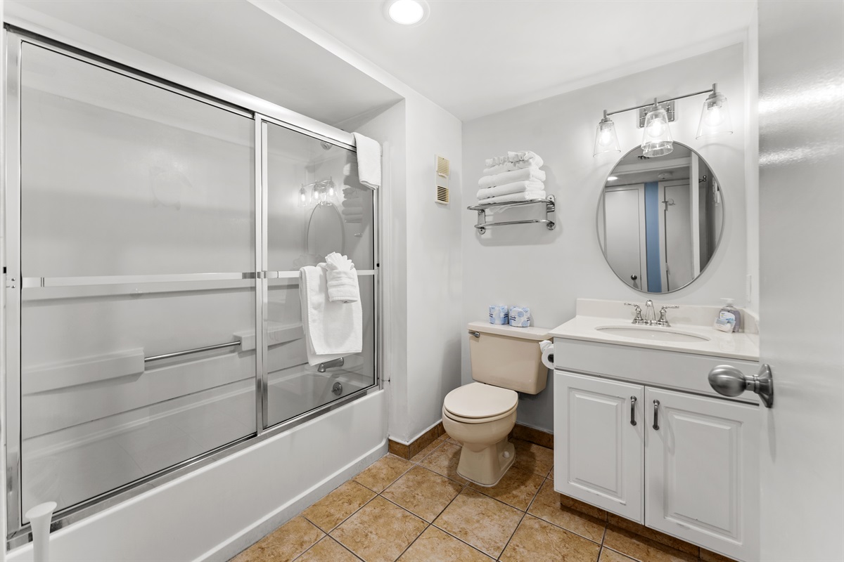 2nd Bathroom with tub/shower combo