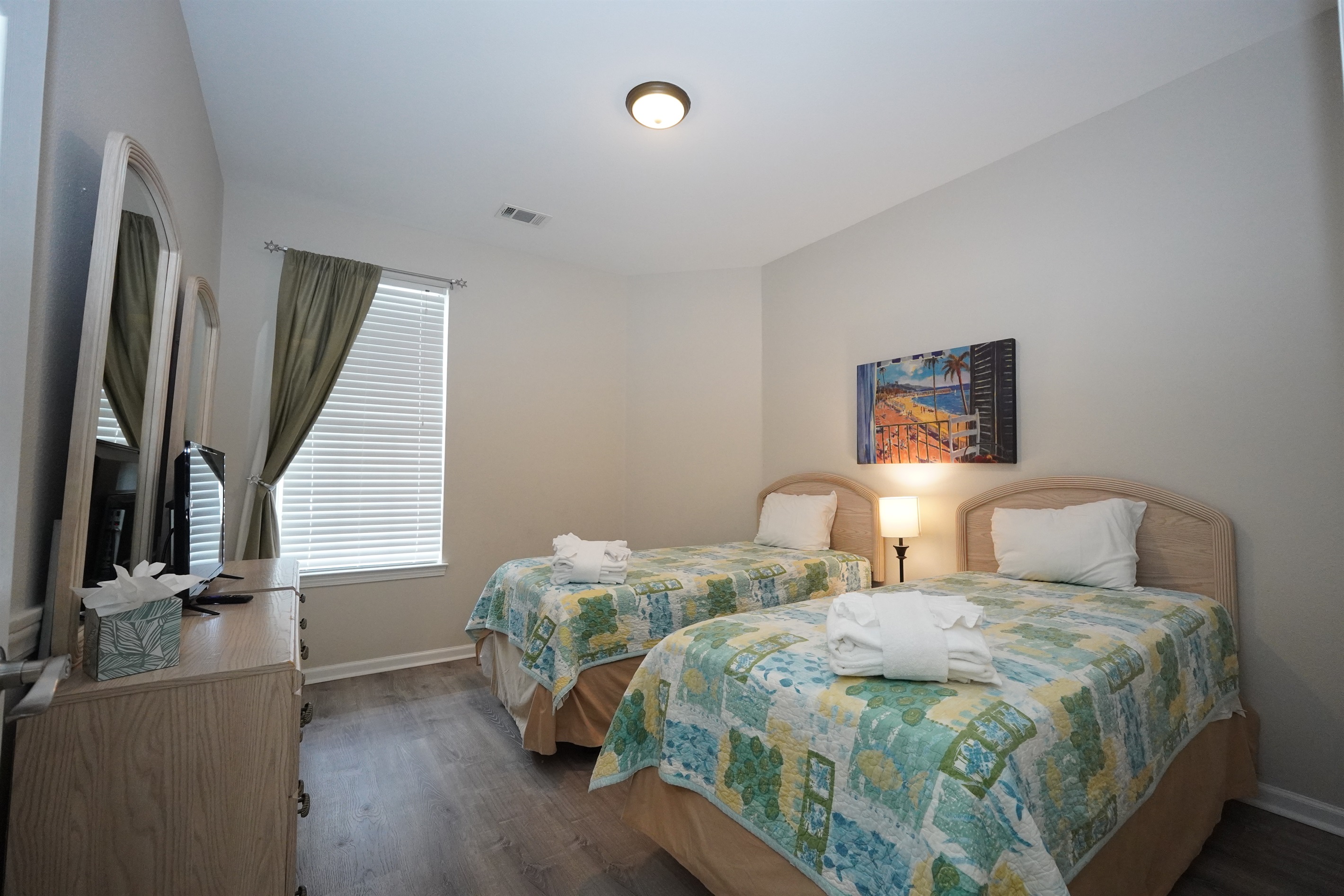 2nd Bedroom with 2 Twin Beds