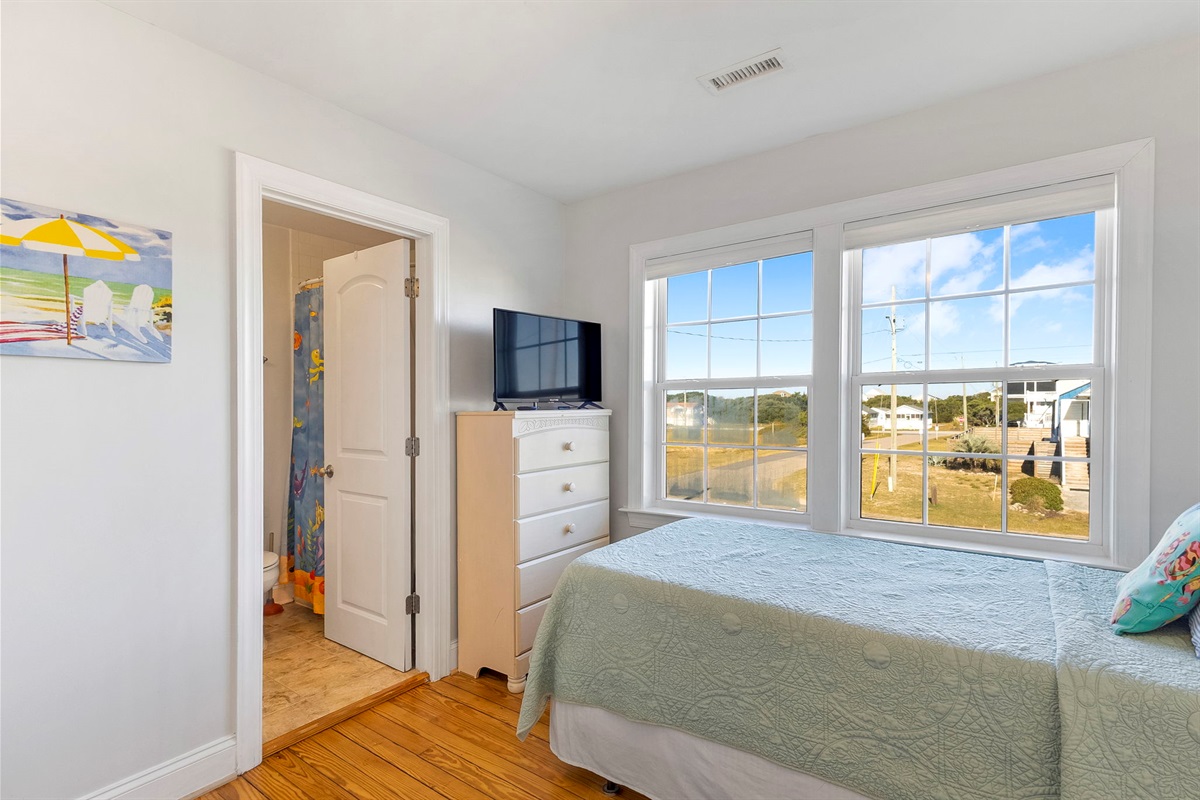 Twin beds and ROKU tv