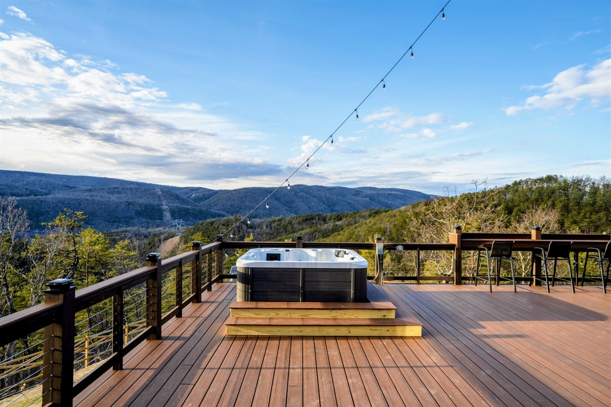 Hot Tub Haven – Soak under endless skies in the private hot tub, perfectly perched for panoramic mountain views.