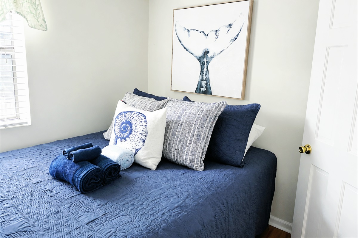 Bedroom 2 - Queen Bed