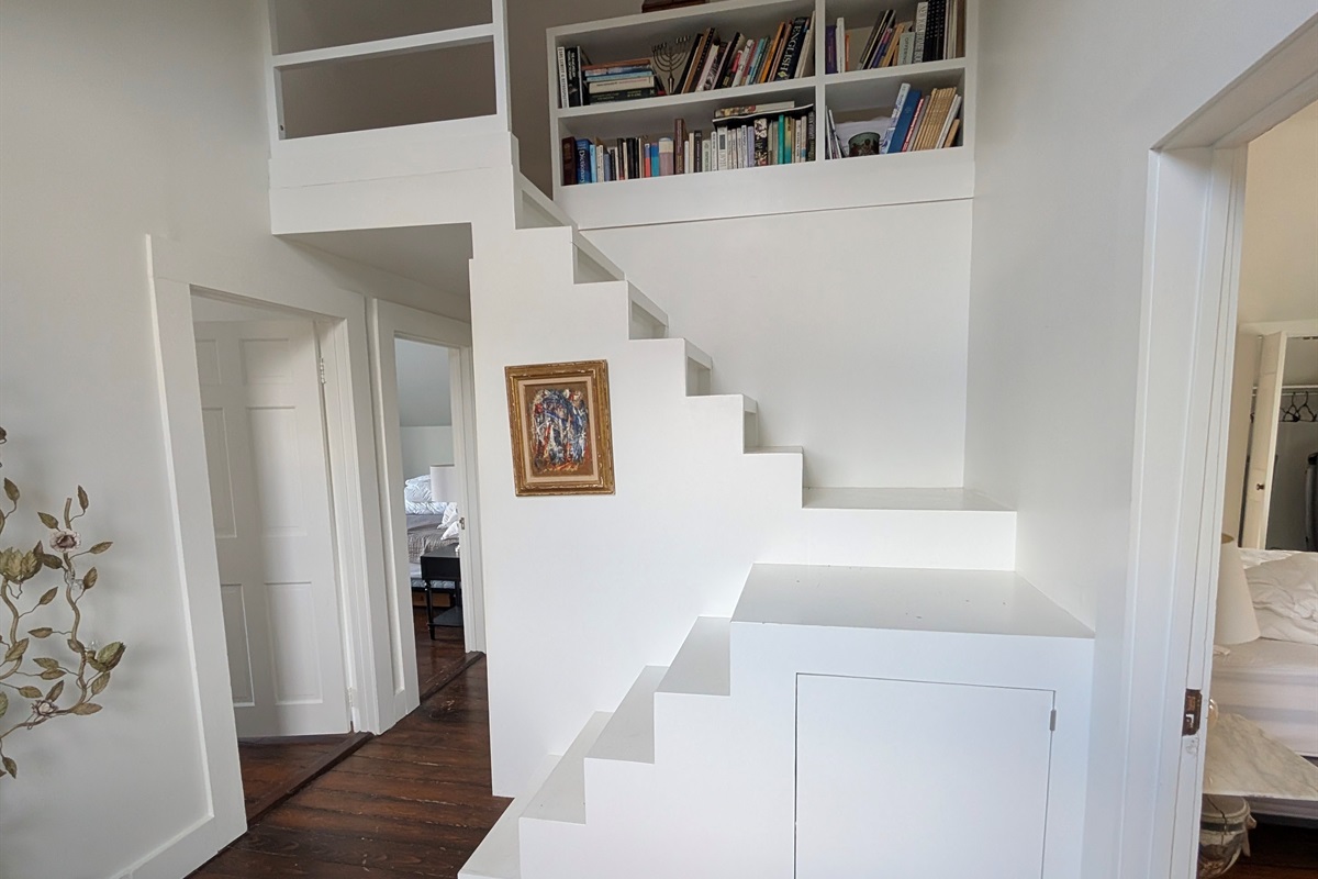 (Staircase / bookshelves)
Architectural staircase with built-in shelving—bright, airy, and full of charm.