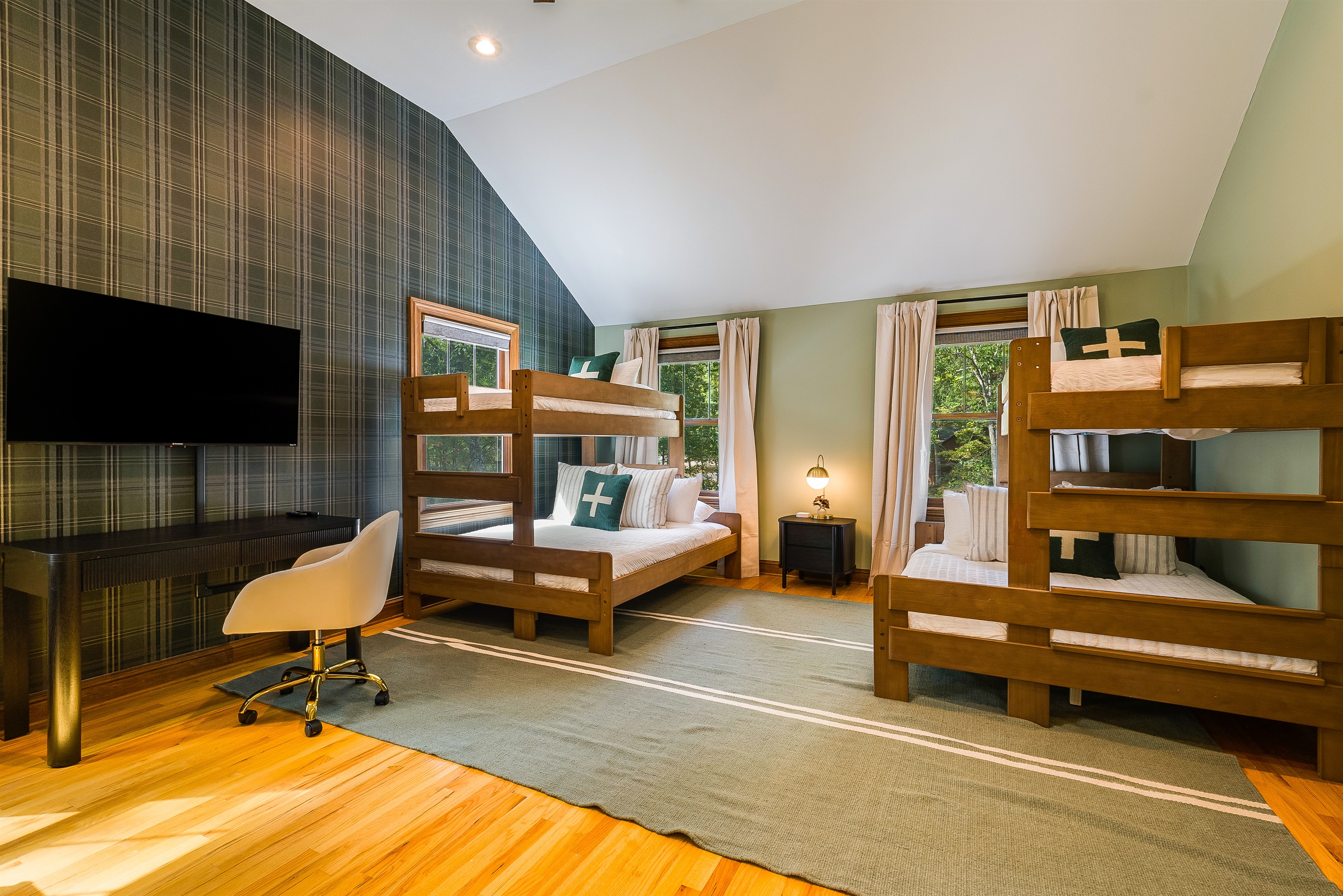 Ideal for kids & adults alike – bedroom with 2 queen beds + 2 twin XL bunk bed