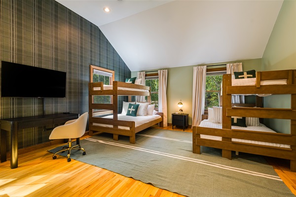 Ideal for kids & adults alike – bedroom with 2 queen beds + 2 twin XL bunk bed