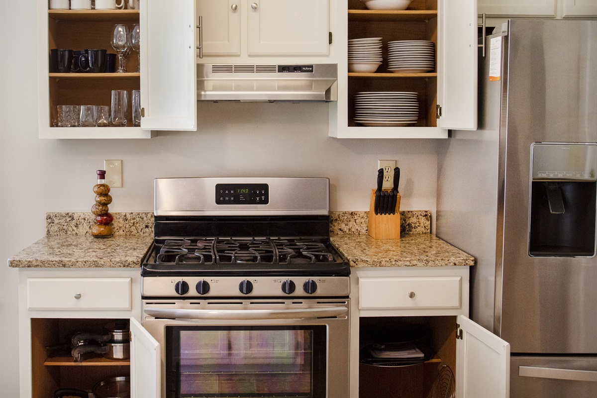 Fully stocked kitchen!