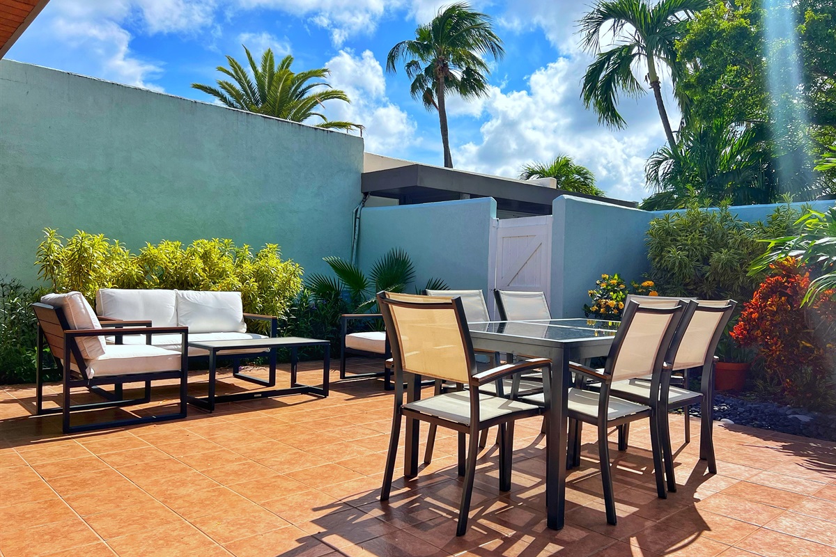 Indoor dining for six, plus an outdoor option for those who love al fresco meals.