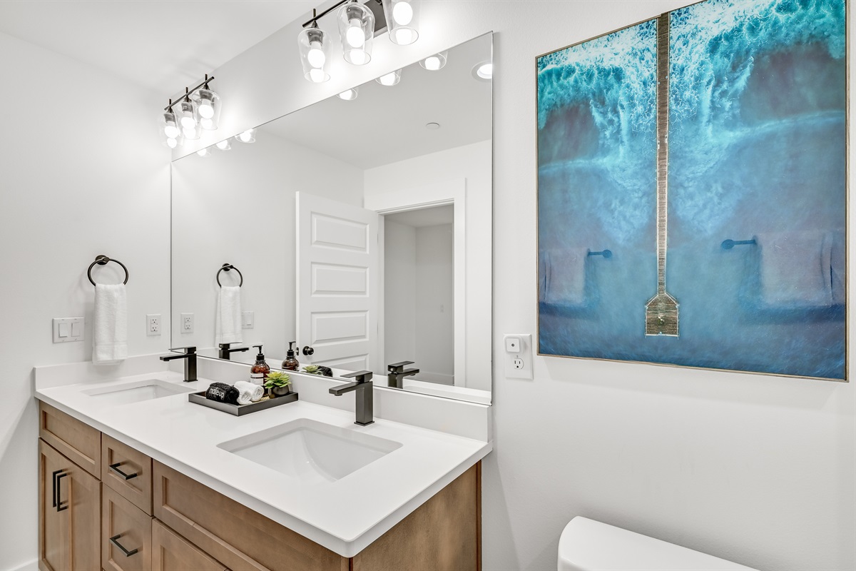 King Suite # 7: Private Bathroom (third floor)