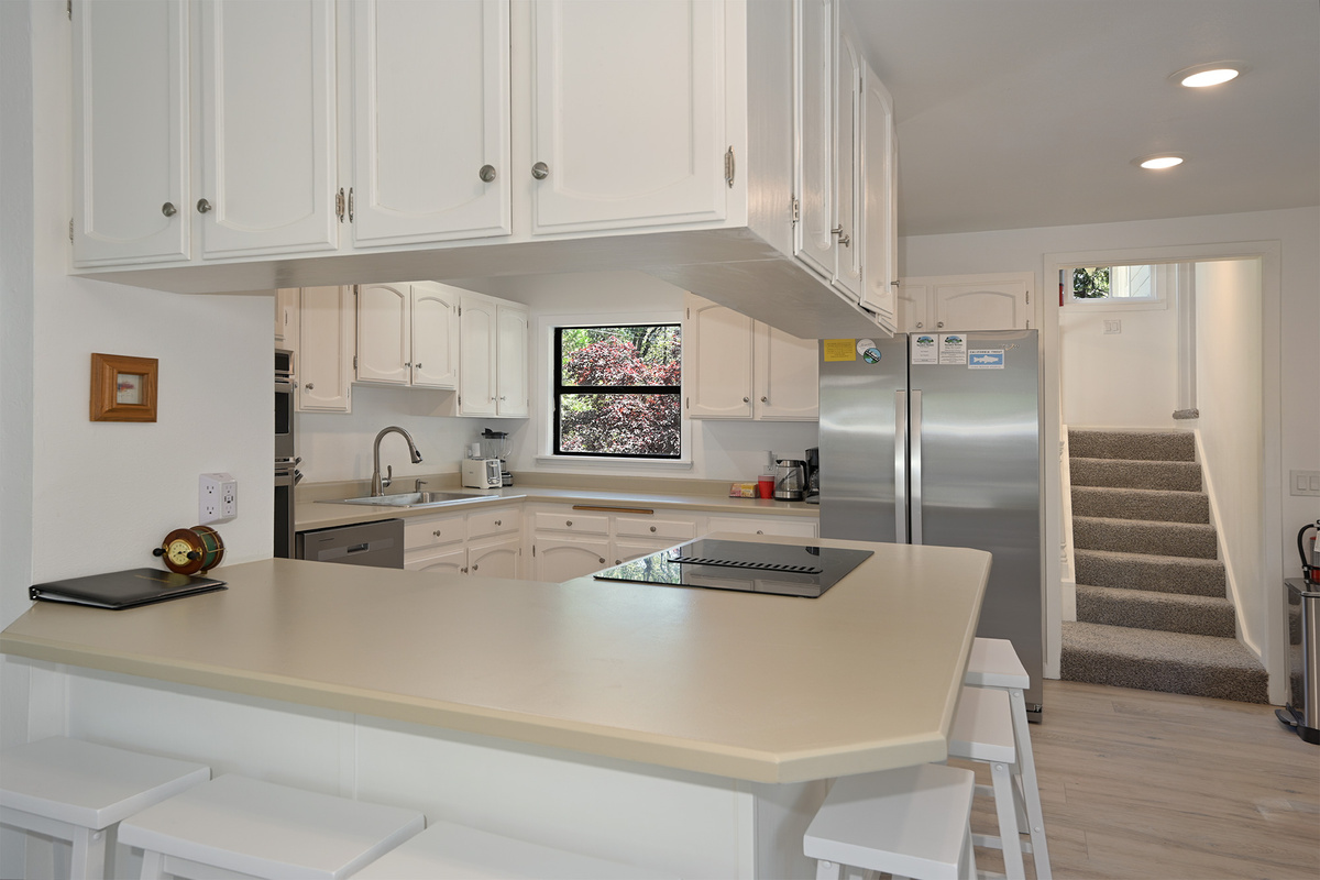 Kitchen & Dinning Bar