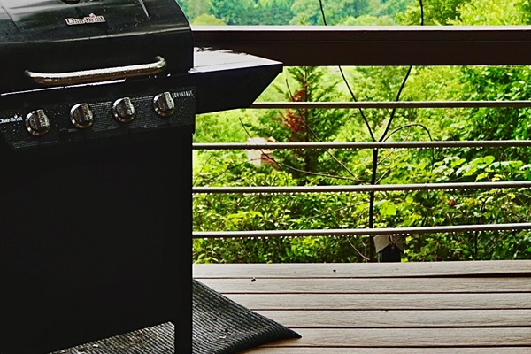 Outdoor Grill Retreat: Sizzle and chill on the deck with stunning mountain views!