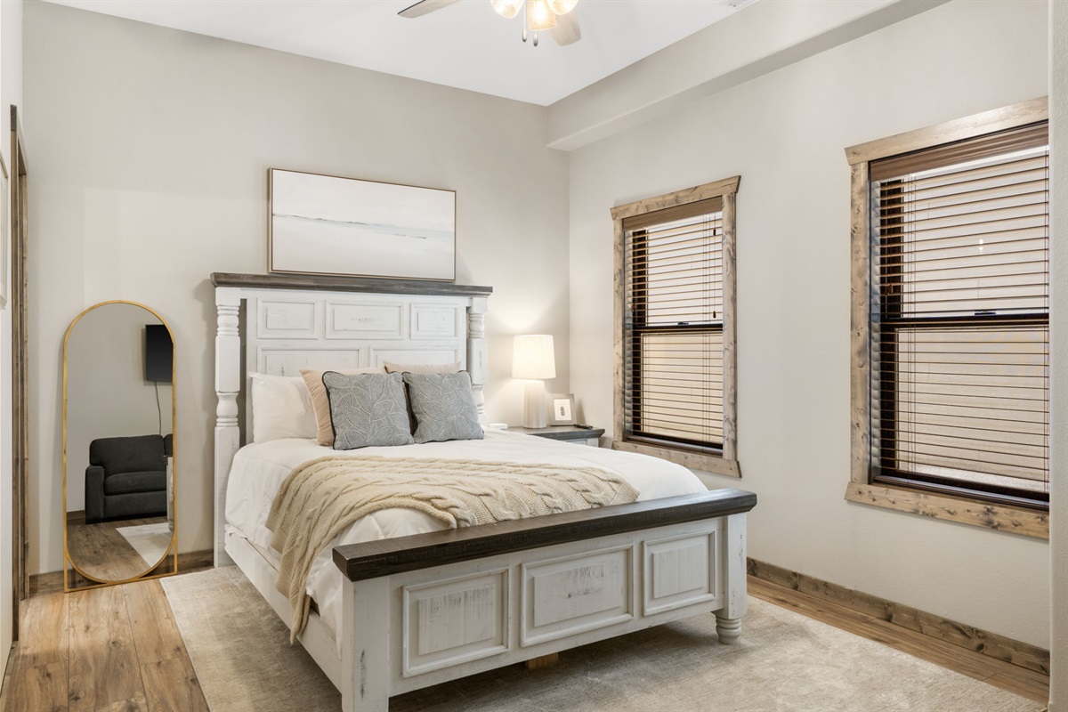 Lower level Queen bed w/ ensuite bath