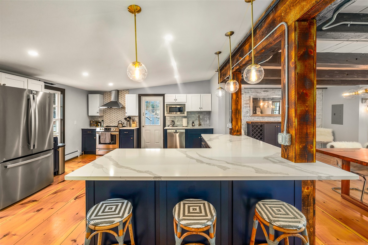 Kitchen with breakfast bar