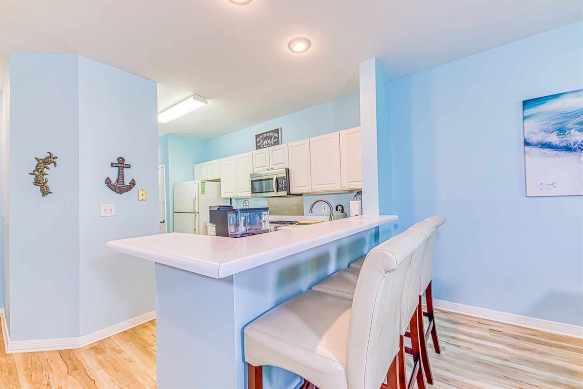 Kitchen: Bright blue walls and modern appliances create the perfect space for culinary adventures!