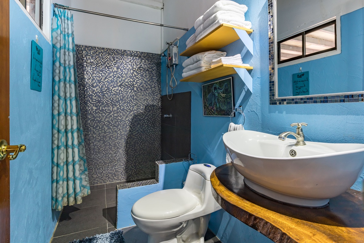 Cabina Plumeria Bathroom
