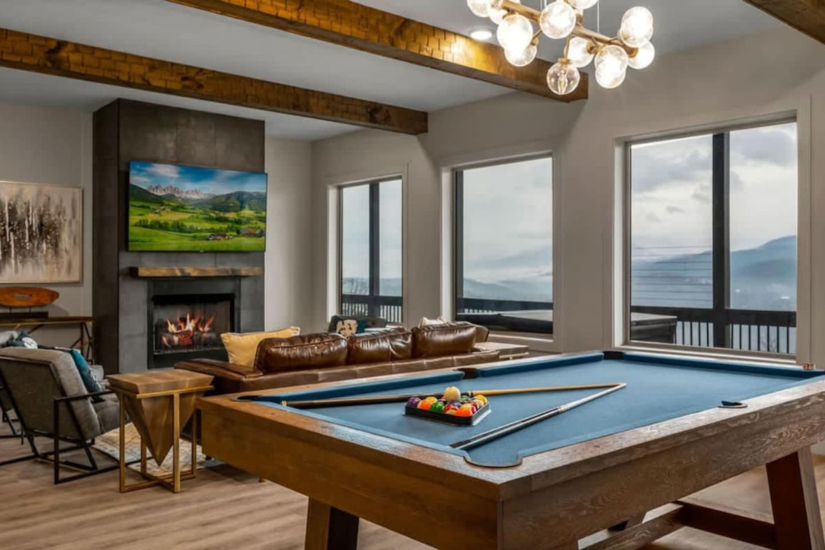 Gatlinburg Airbnb with cozy living space, modern furnishings, large windows, and natural light. Minutes to downtown Gatlinburg, Pigeon Forge & Smoky Mountains National Park. Perfect Smoky Mountain cabin retreat for families & couples.