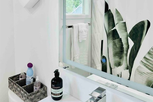 Get ready in style with this chic white sink, complete with a big mirror and all the necessary accessories for a flawless look. Turn on the LED lights to do your makeup.