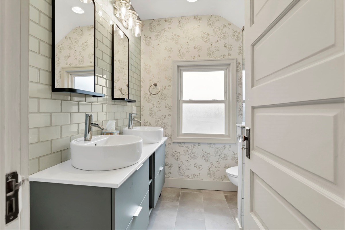 The full bathroom upstairs