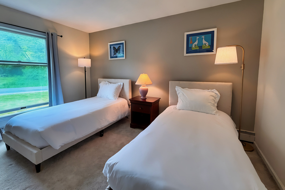 2nd Floor twin bedroom