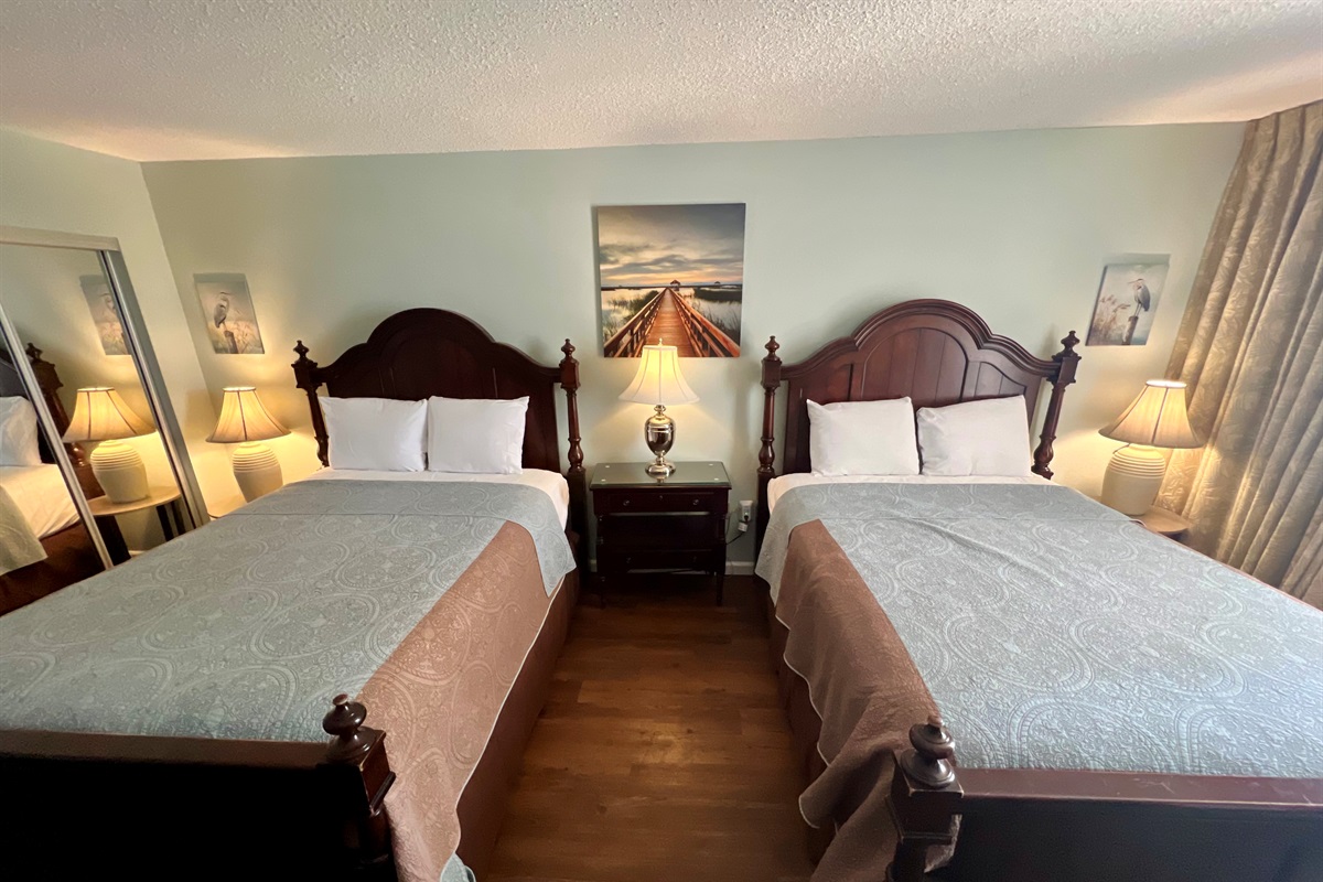 2 Queens in Bedroom
