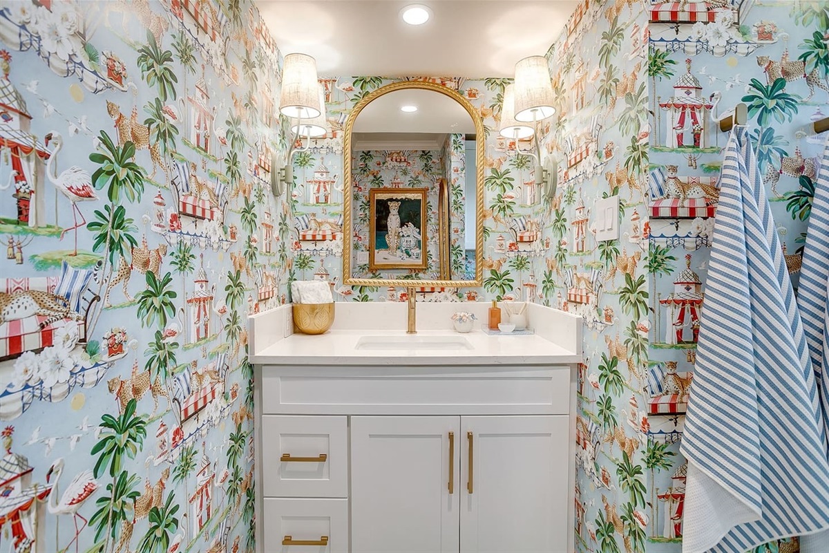 Bright, well-appointed full bathroom