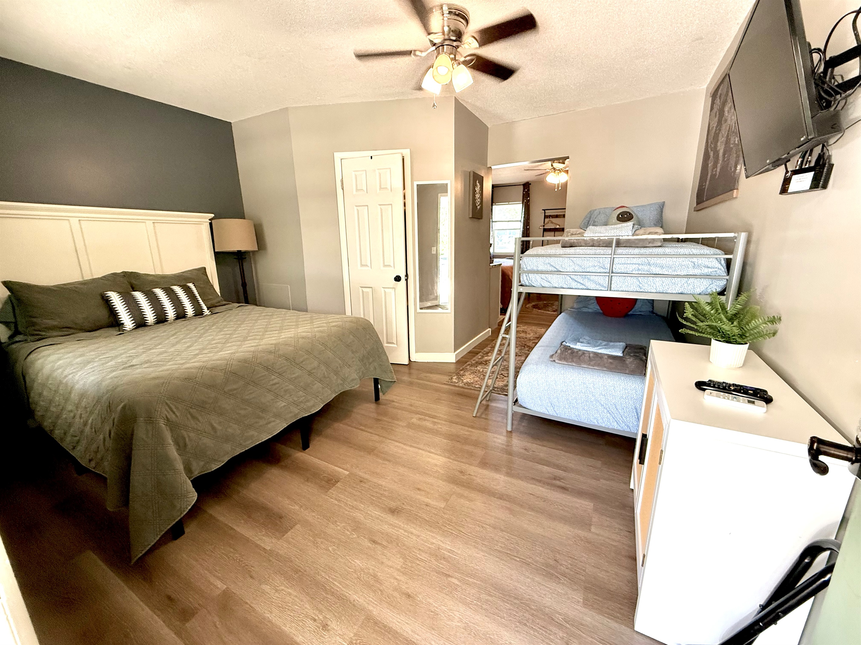 Queen bed and twin bunks