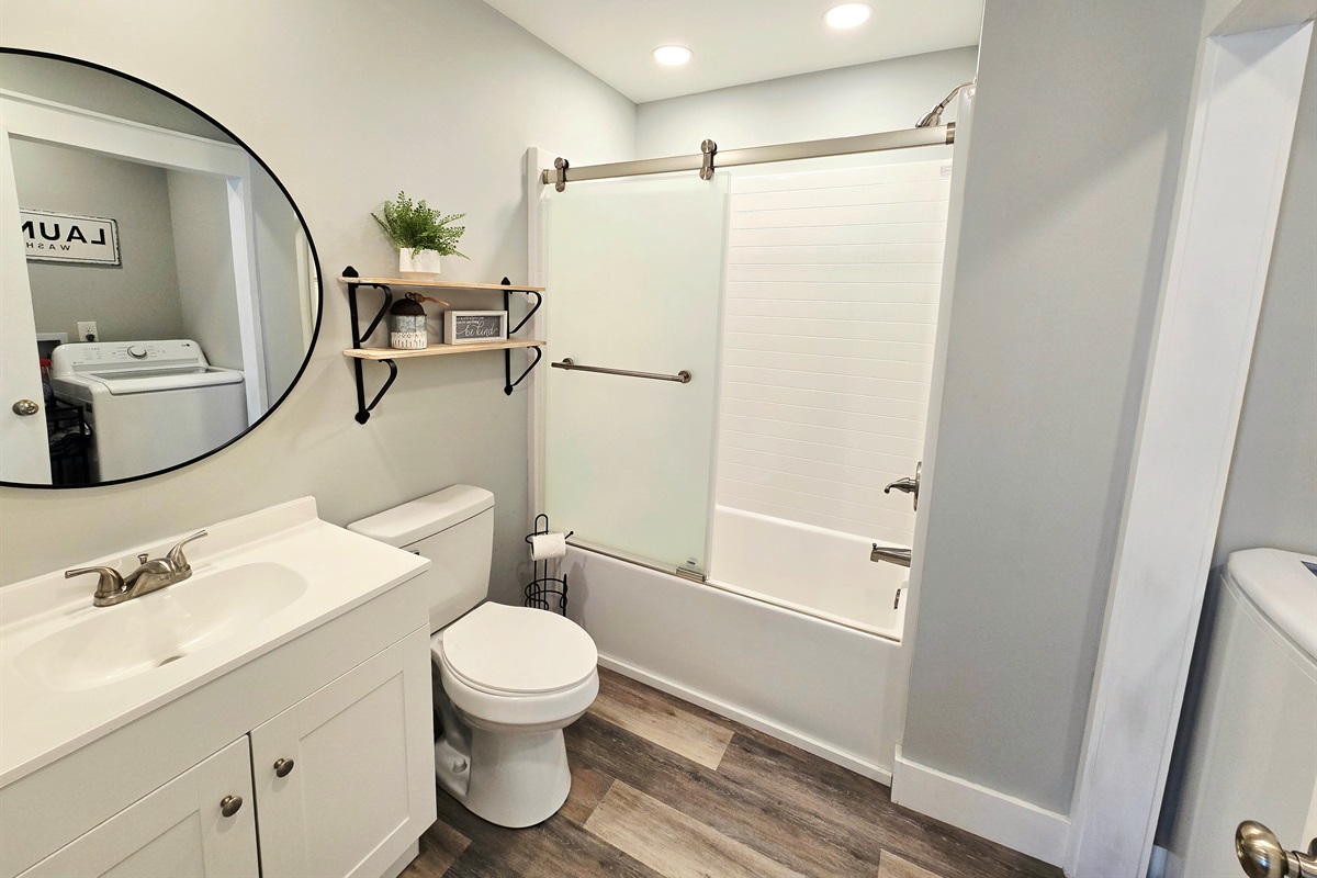 Full Bathroom 2 - Shower/Tub Combo