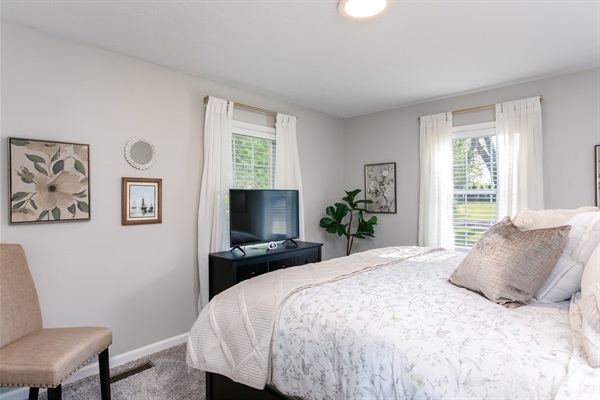 Cozy 4BR 3BA Home 1.2 Mi Walk to ND, photo 23