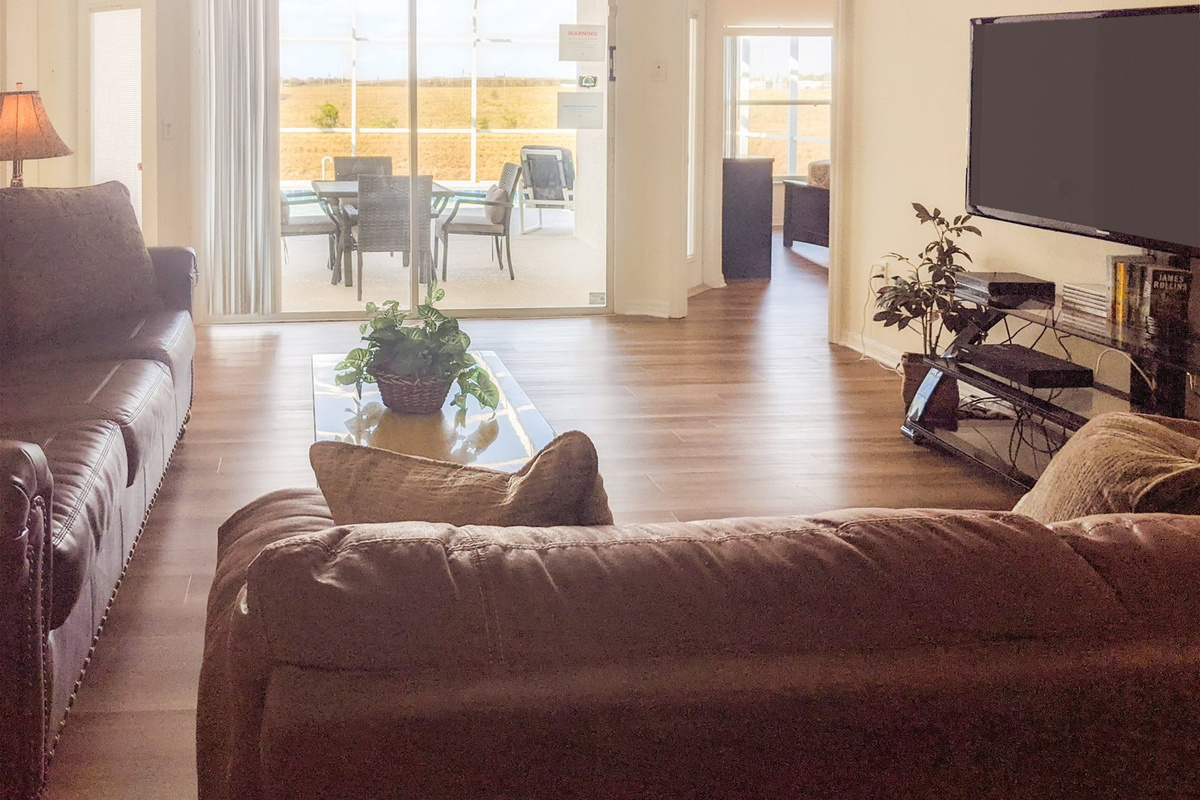 Living Room with comfortable leather sofas. Cable included!