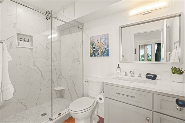 Ensuite bathroom to BR4
