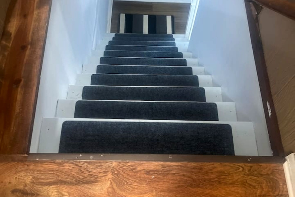 These are the Stairs going to the lower level, there you’ll find additional bedrooms and bathroom as well as the laundry area. There is also a door to the “walkout”