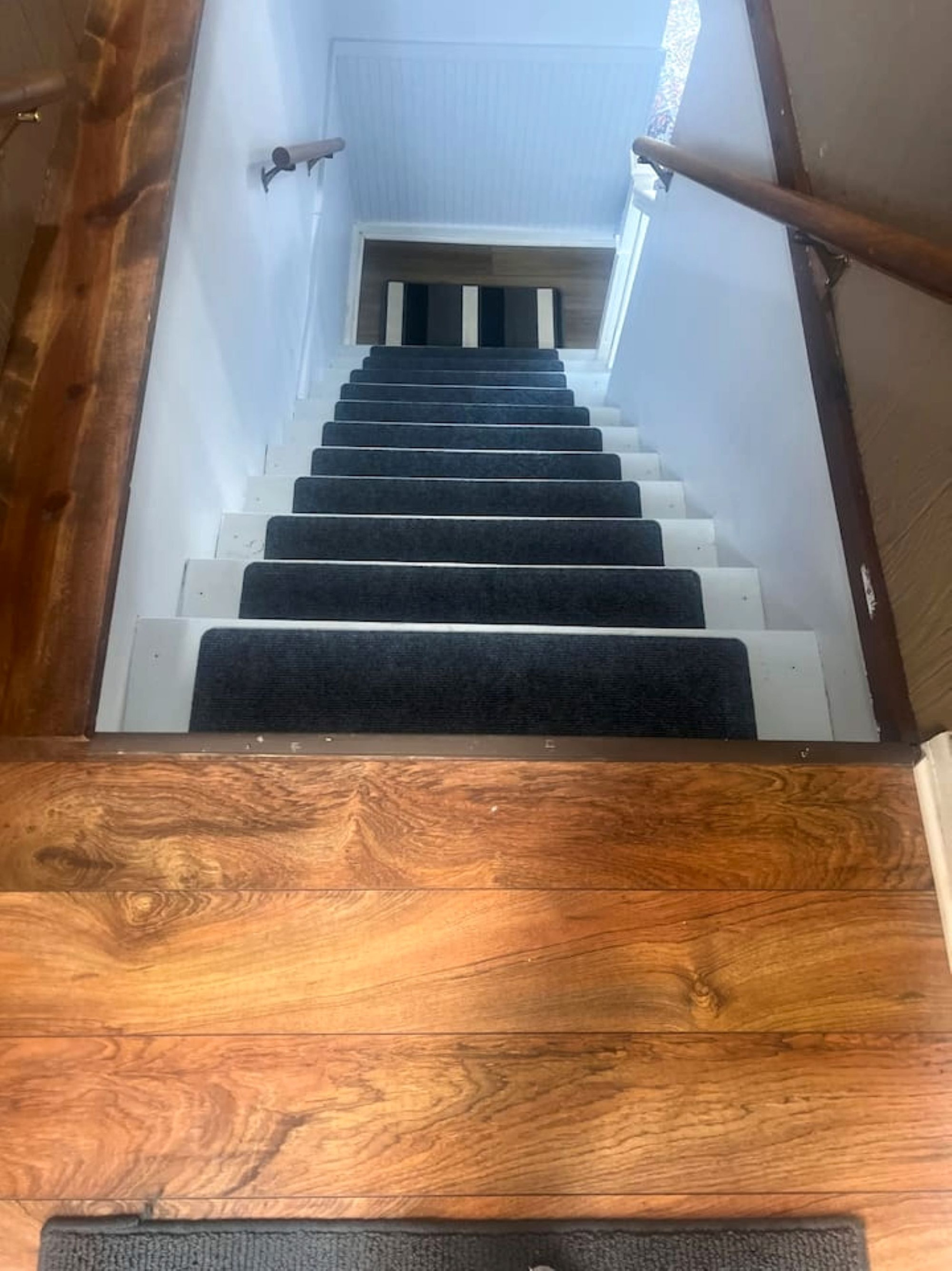 These are the Stairs going to the lower level, there you’ll find additional bedrooms and bathroom as well as the laundry area. There is also a door to the “walkout”