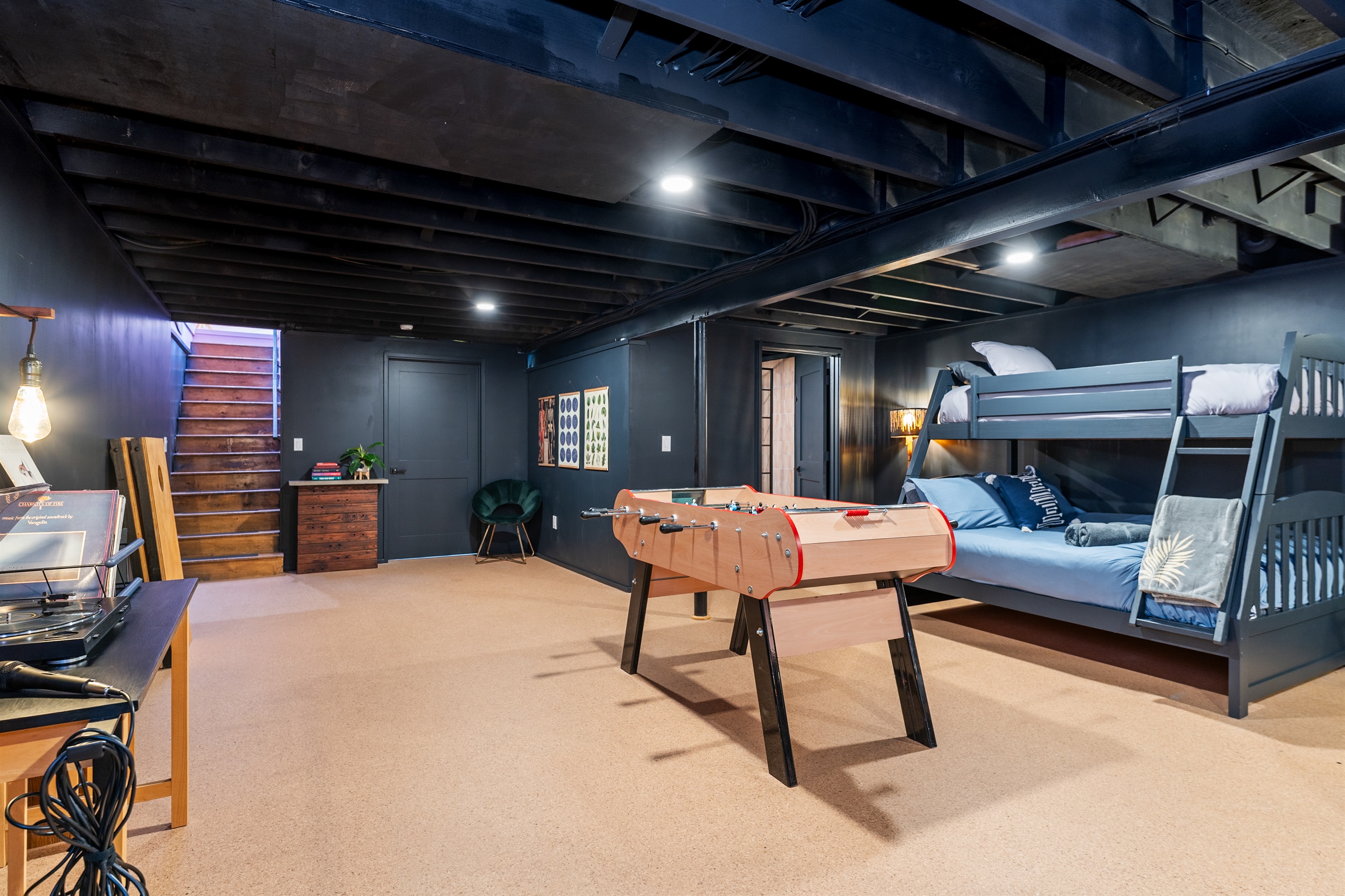 Flexible sleeping and game area offering space, comfort, and a relaxed cabin atmosphere.