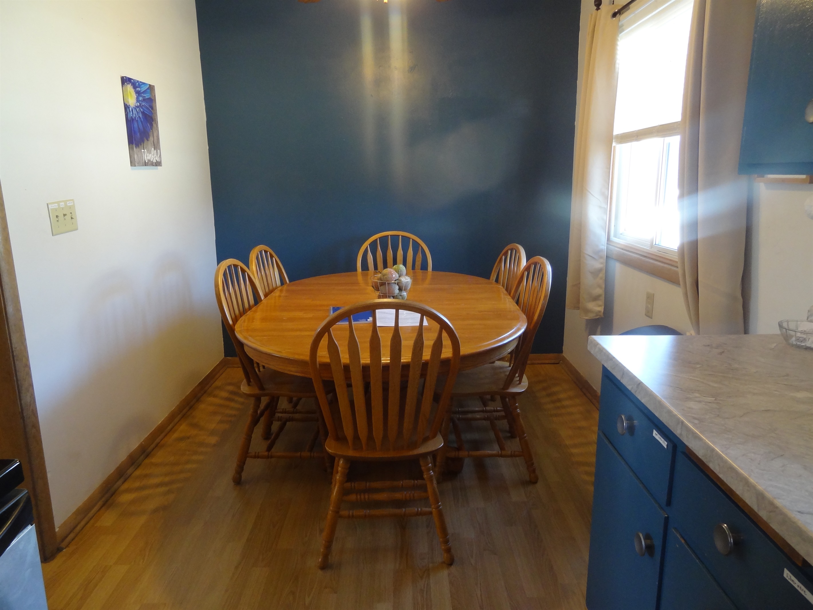 Dining Room. Seating for 6. 