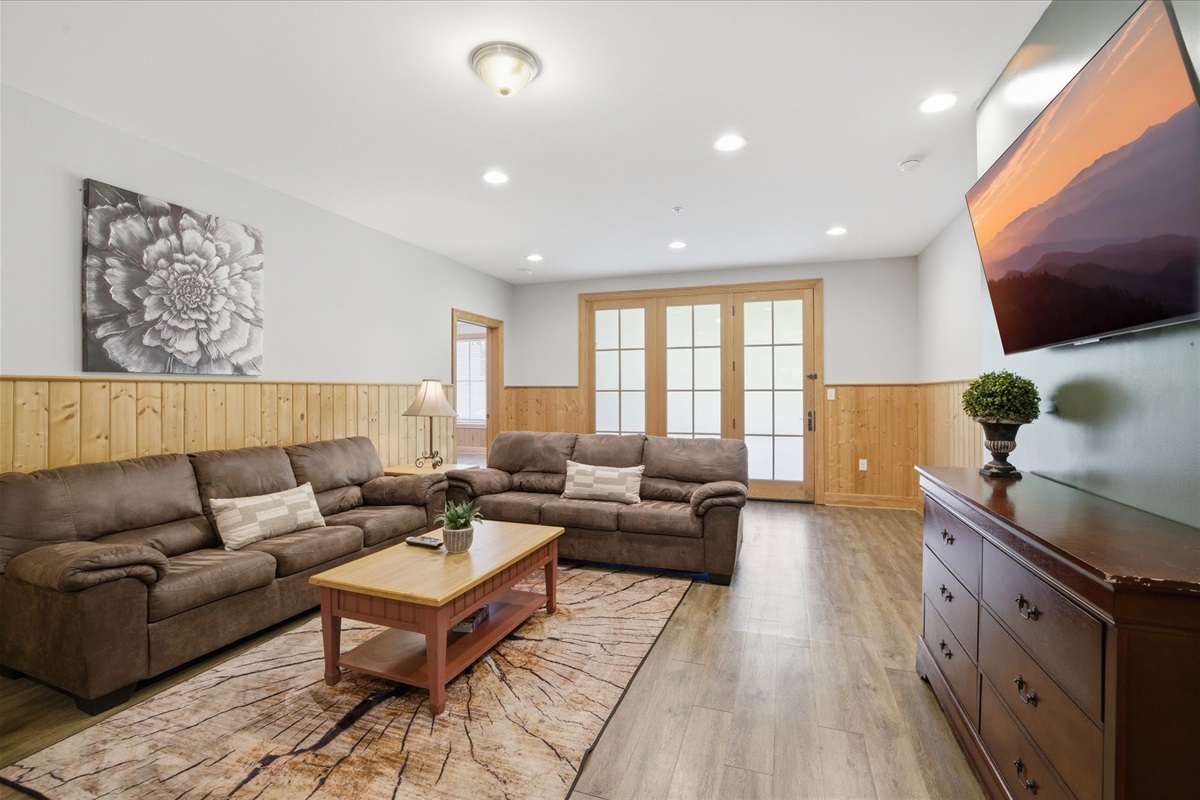 This space draws everyone in naturally—whether it’s quiet conversations, movie nights, or simply being together, it’s designed to keep your group connected and comfortable.