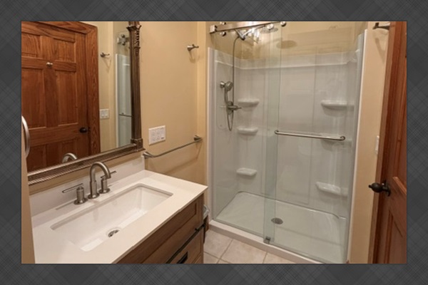 Private en-suite bath in Guest Bedroom 6 upstairs. 
