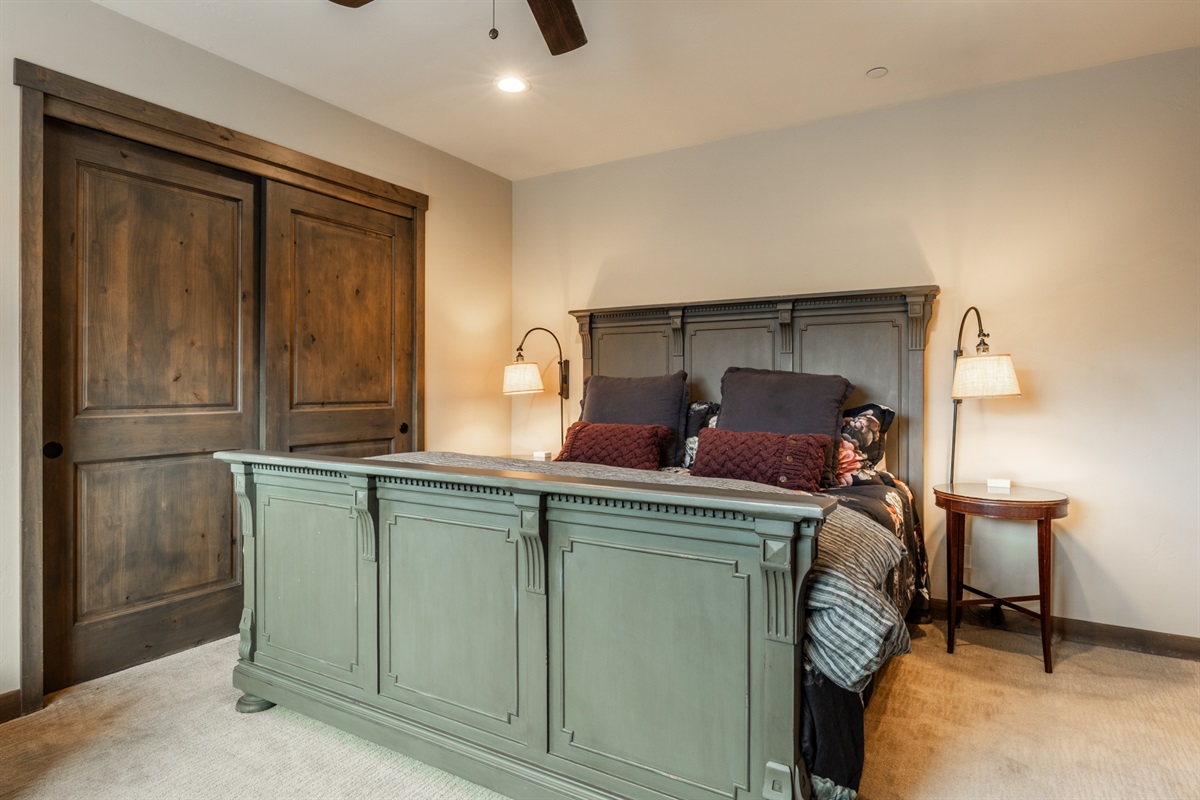 Apogee’s primary suite features a king bed, fireplace, ceiling fan, and generous natural light.