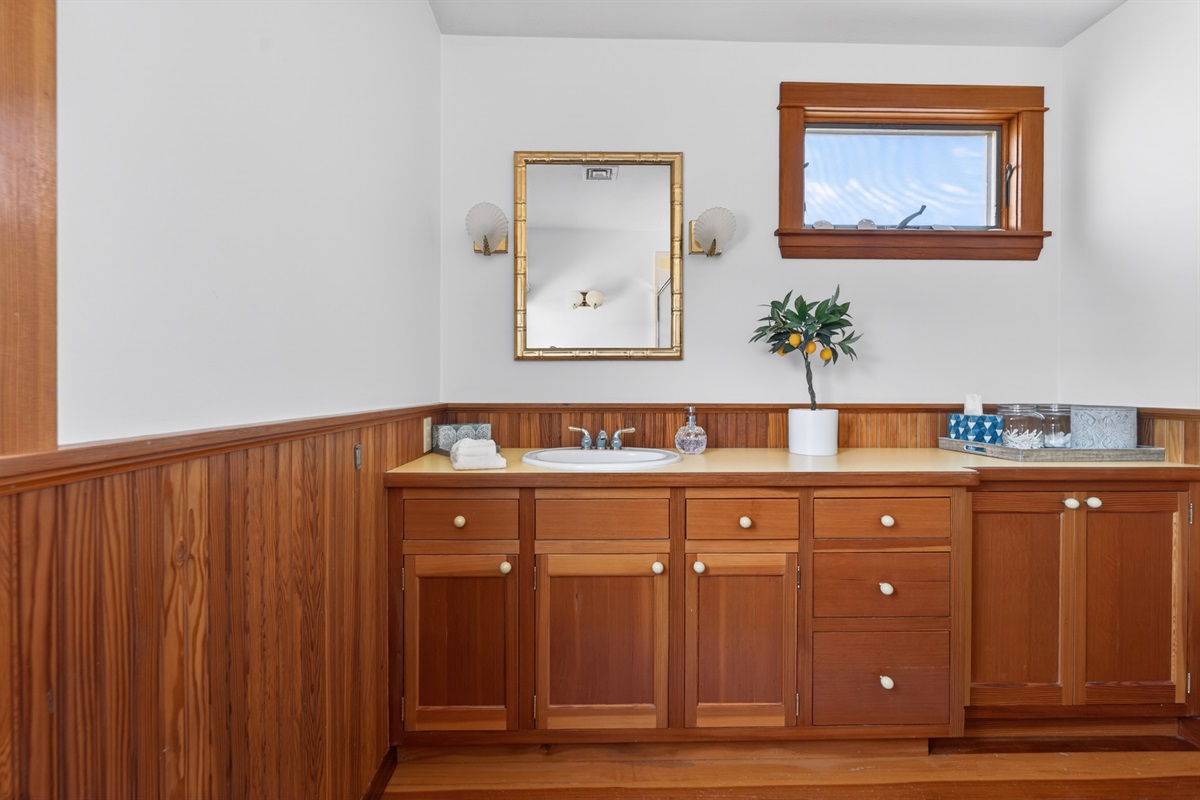 Unwind in this convenient ensuite bathroom, perfect for a fresh and easy shower. 🌿