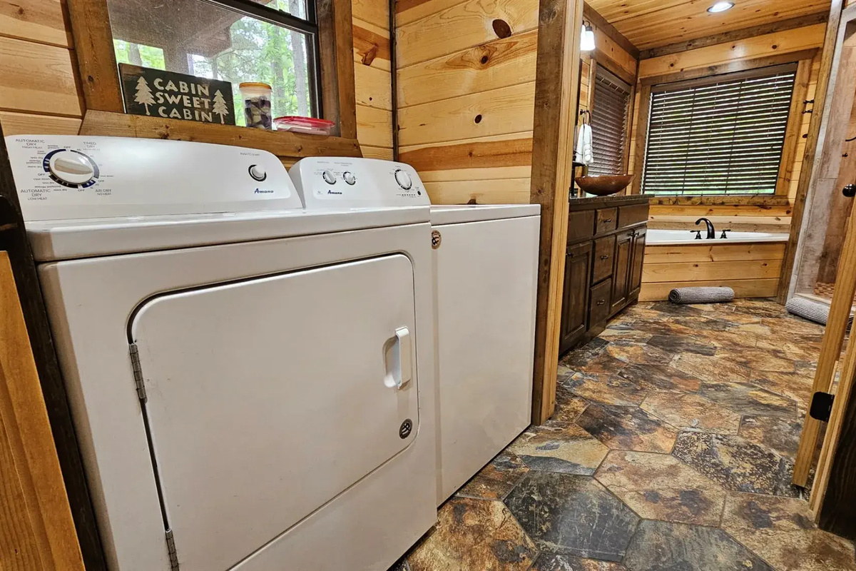 Laundry Room: Bright and practical space with nature views, perfect for a refreshing getaway!