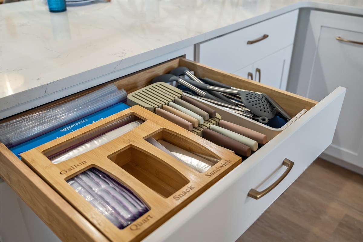 Every utensil neatly organized, so you can cook without missing a moment of vacation.