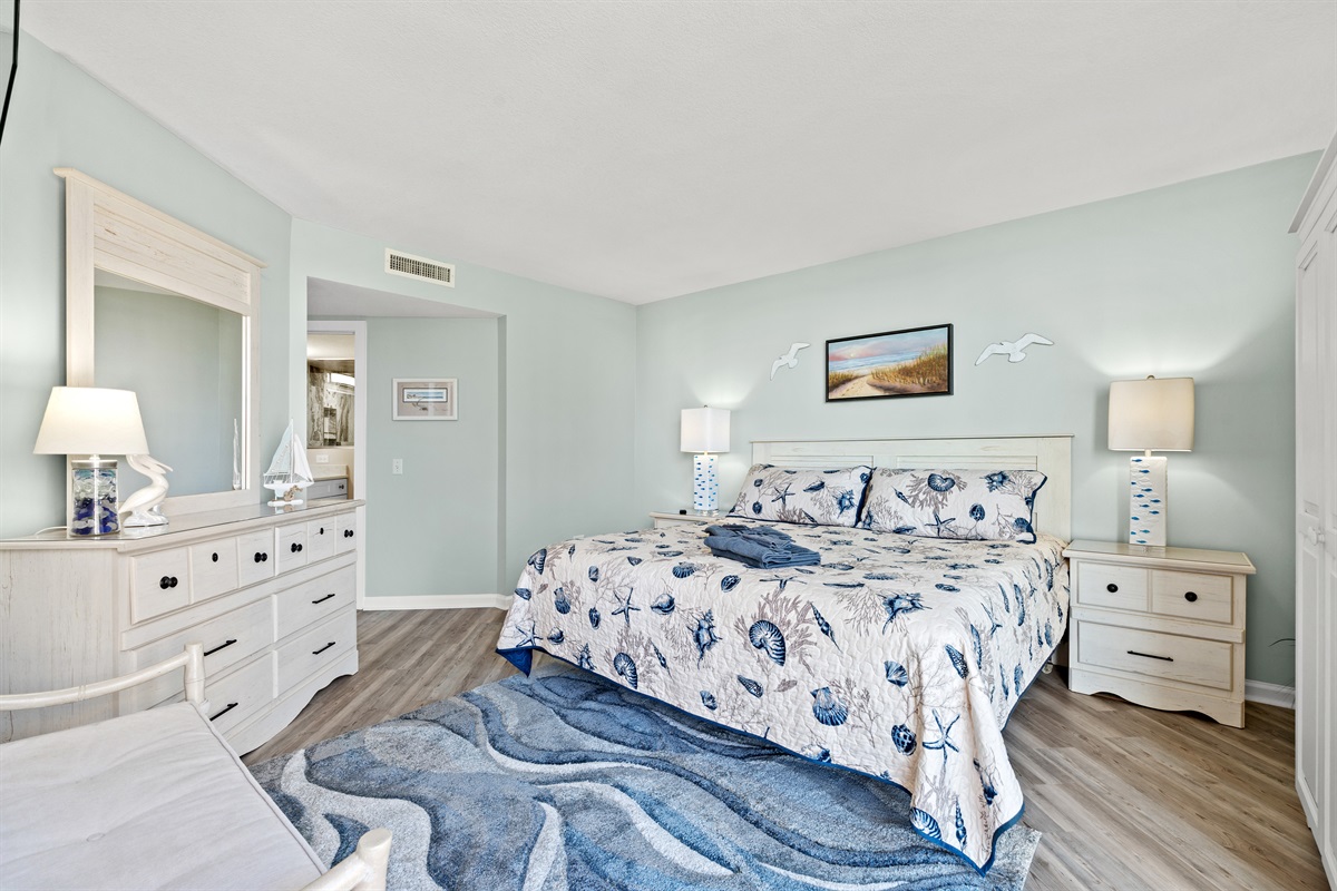 Primary Bedroom w. En Suite Bath